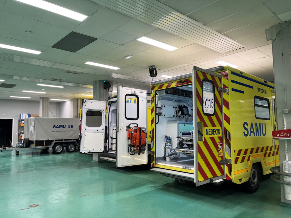 Ambulances du SAMU garées avec portes arrière ouvertes