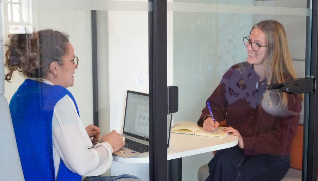 Collaborateurs travaillant ensemble à l’intérieur d’une bulle.